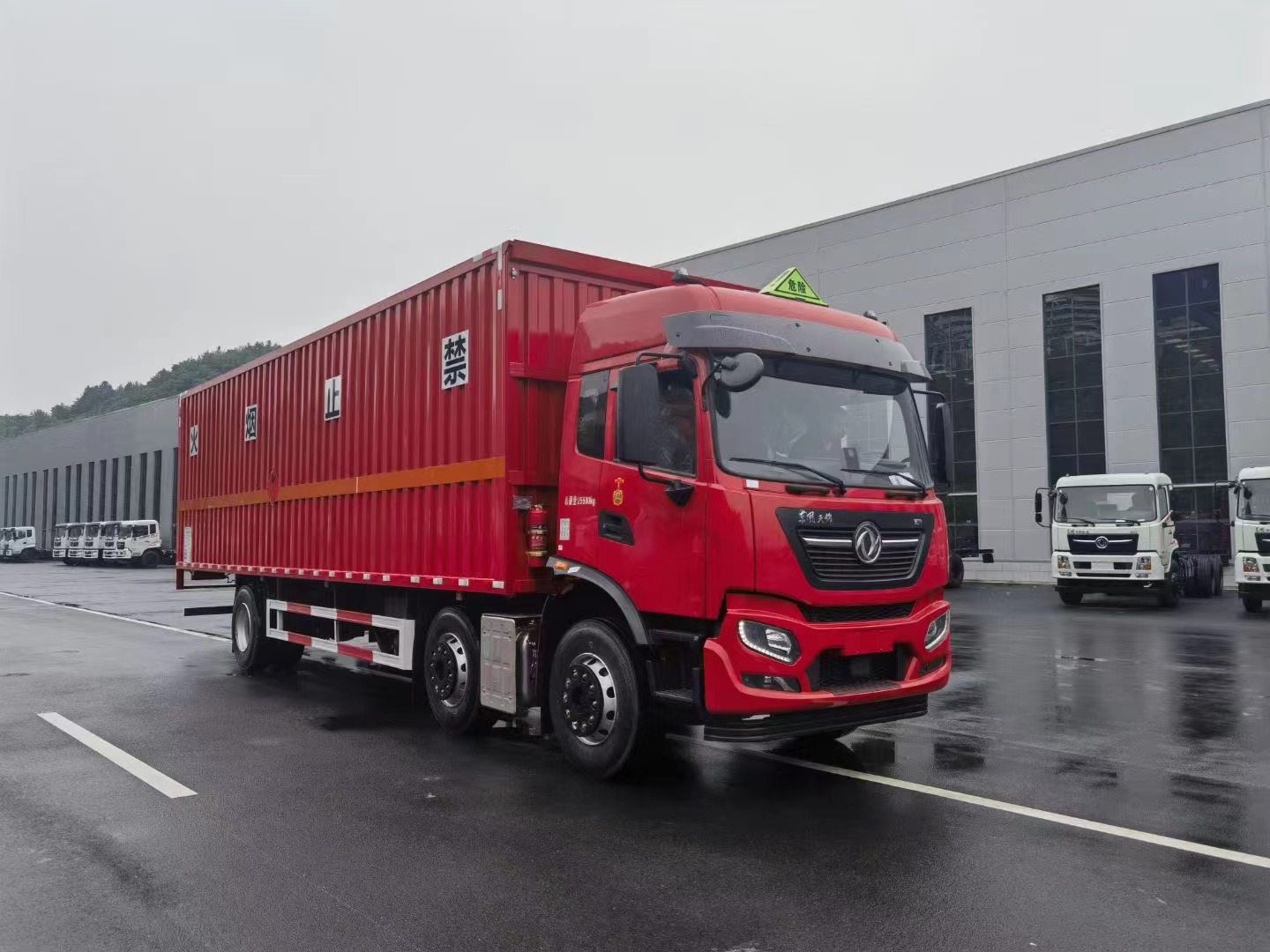 东风天锦小三轴（7.7米/8.6米）液体厢式运输车