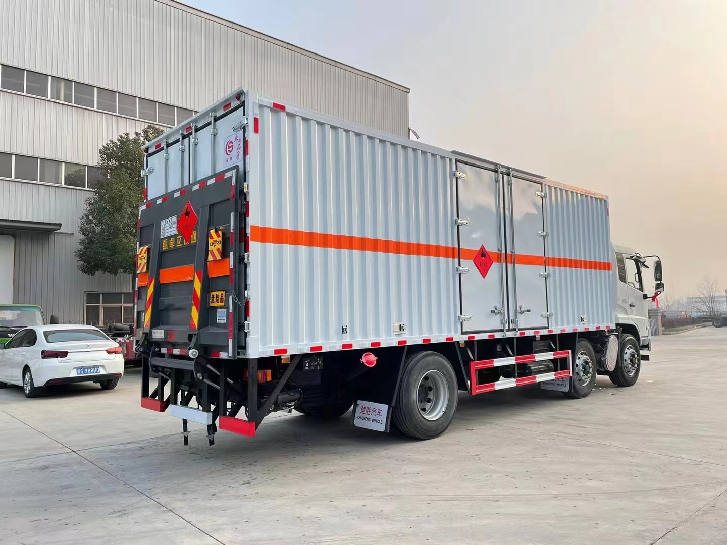 东风天锦小三轴（7.7米/8.6米）液体厢式运输车