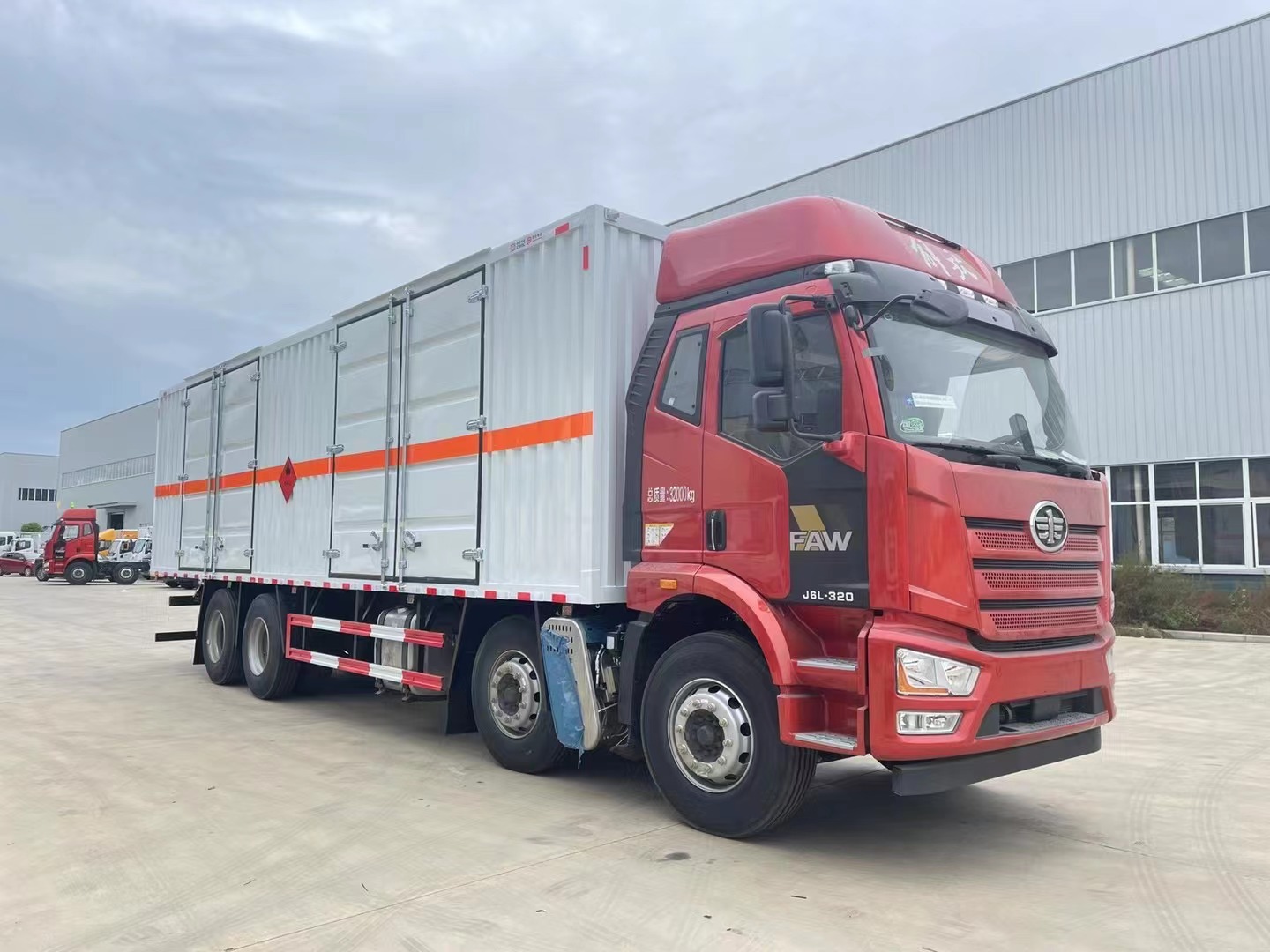 解放9.6米易燃液体厢式运输车