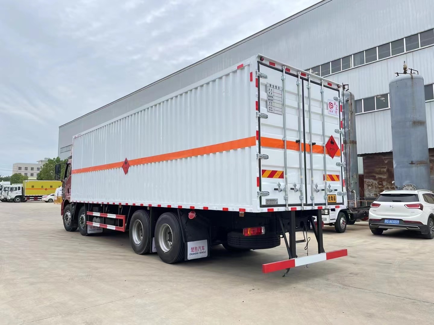 解放9.6米易燃液体厢式运输车