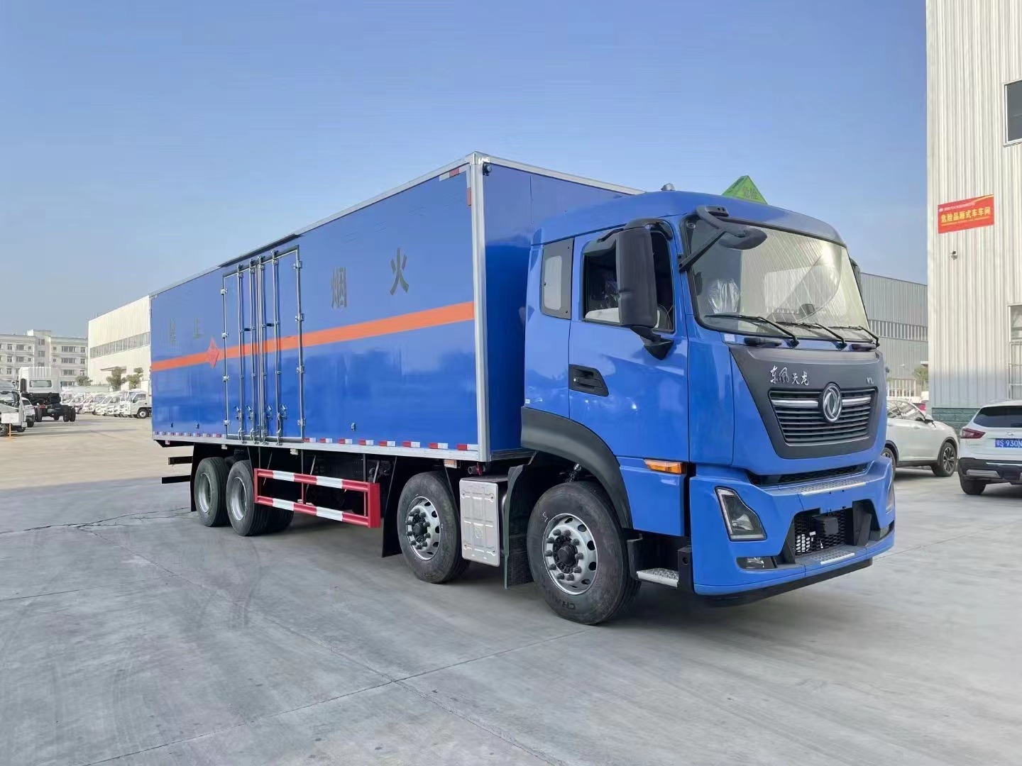 东风天龙9.4米易燃液体厢式车/甲醇厢式运输车