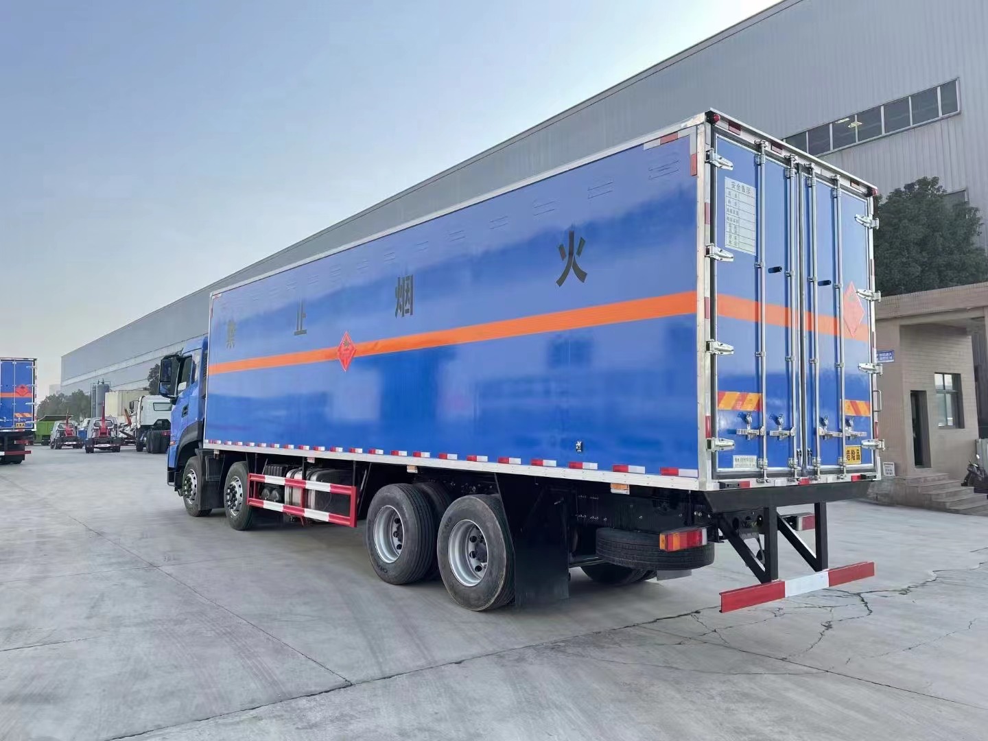 东风天龙9.4米易燃液体厢式车/甲醇厢式运输车