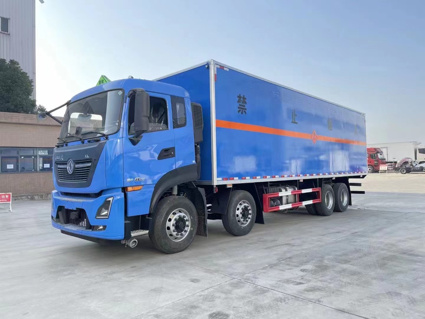 东风天龙9.4米易燃液体厢式车/甲醇厢式运输车