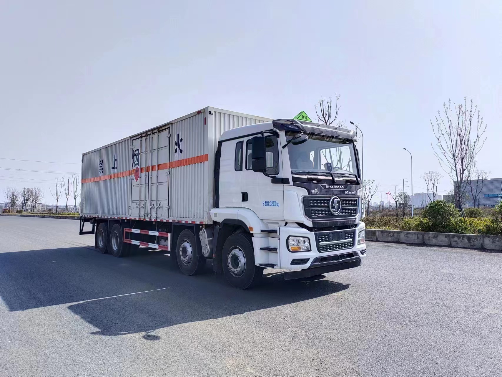 陕汽德龙M3000易燃液体厢式运输车