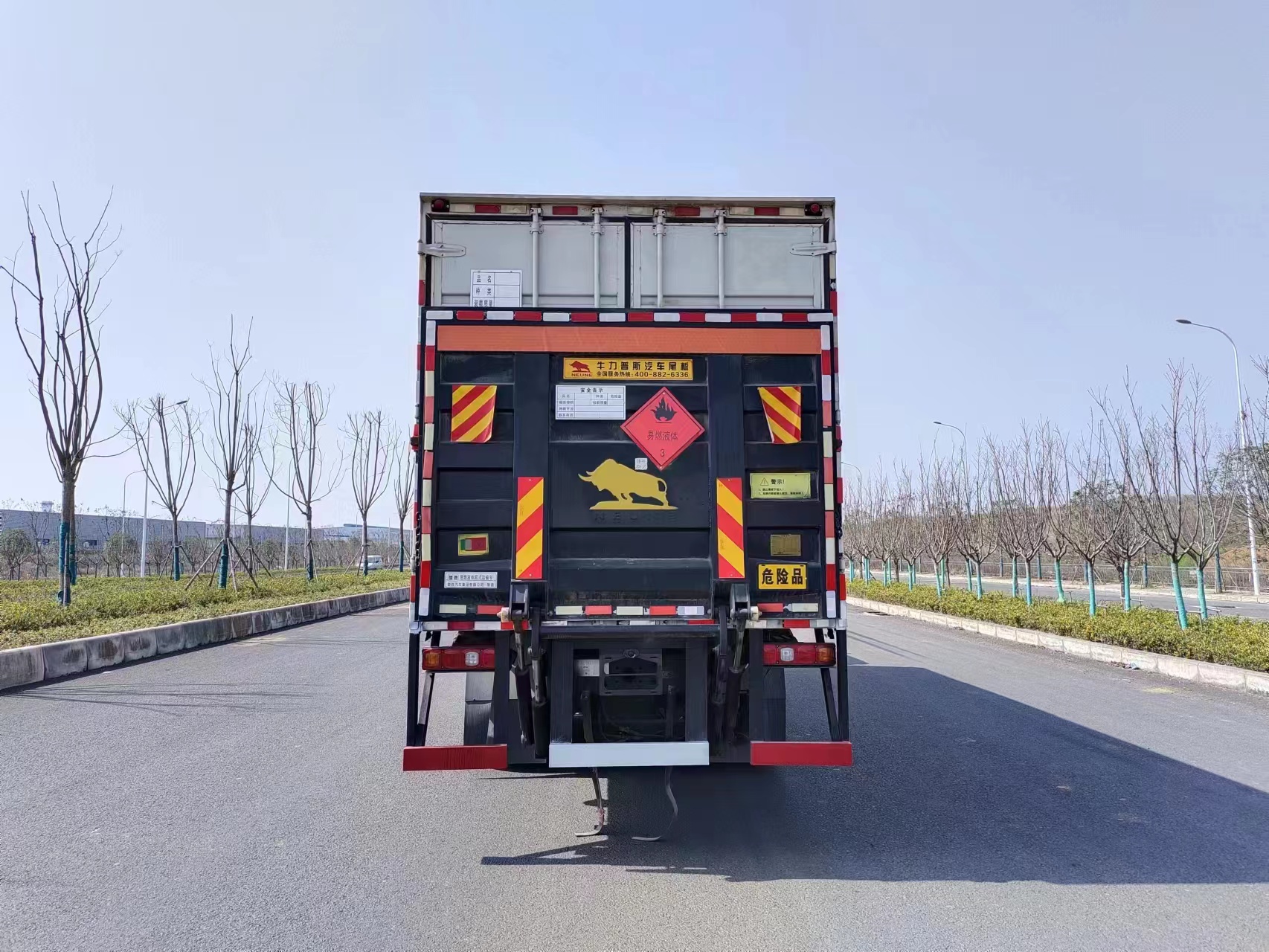 陕汽德龙M3000易燃液体厢式运输车