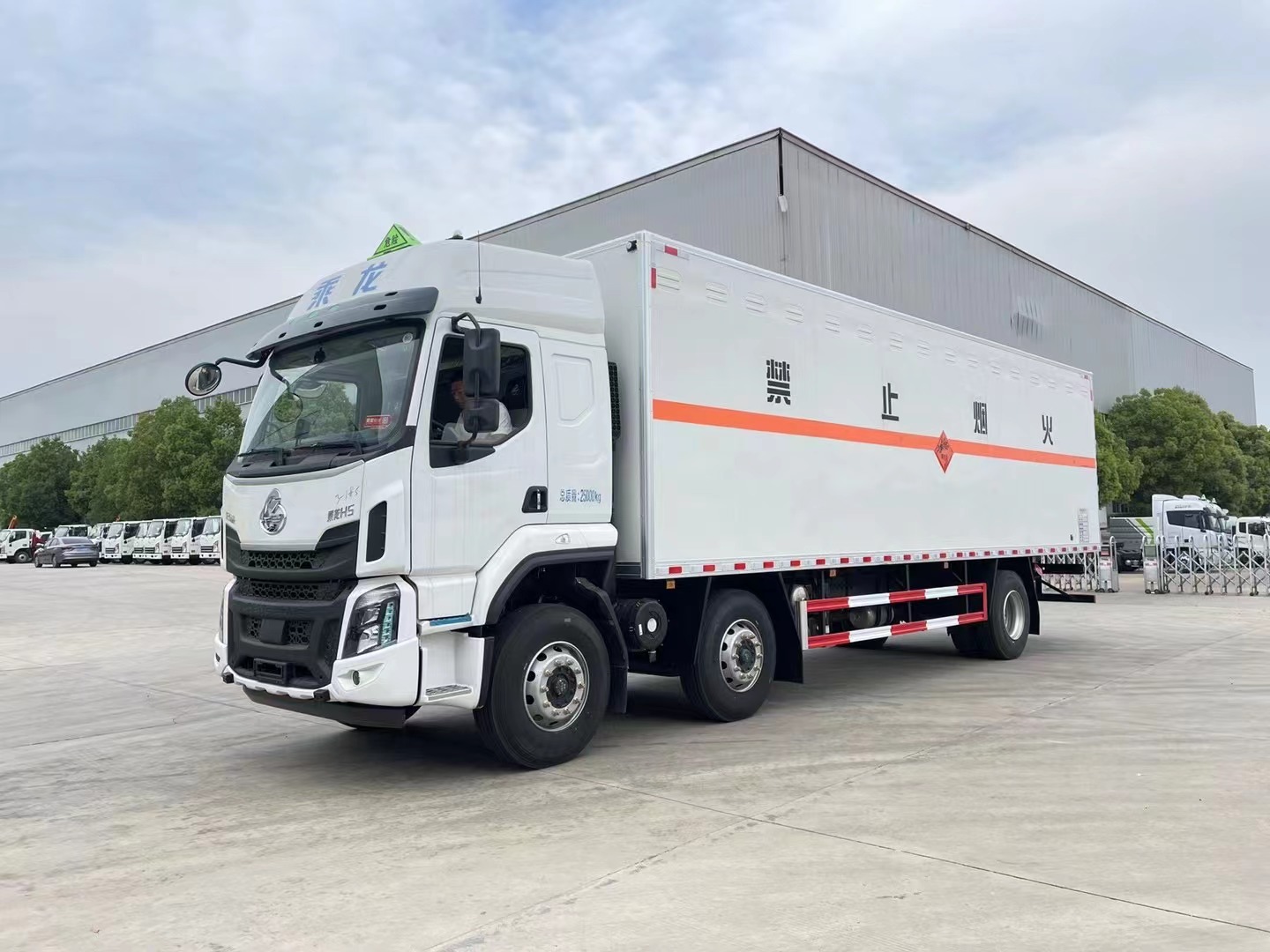 柳汽三轴350马力国六9米6爆破车