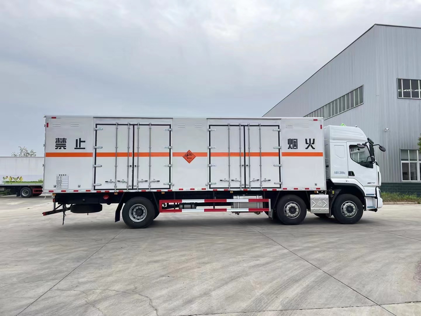 柳汽三轴350马力国六9米6爆破车