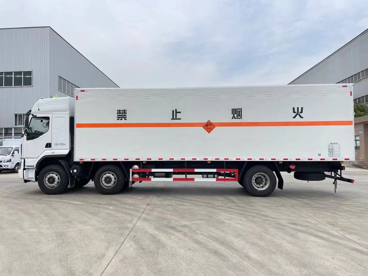 柳汽三轴350马力国六9米6爆破车