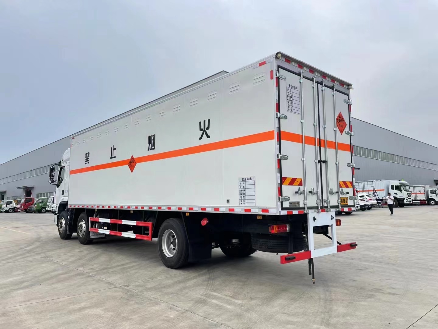 柳汽三轴350马力国六9米6爆破车