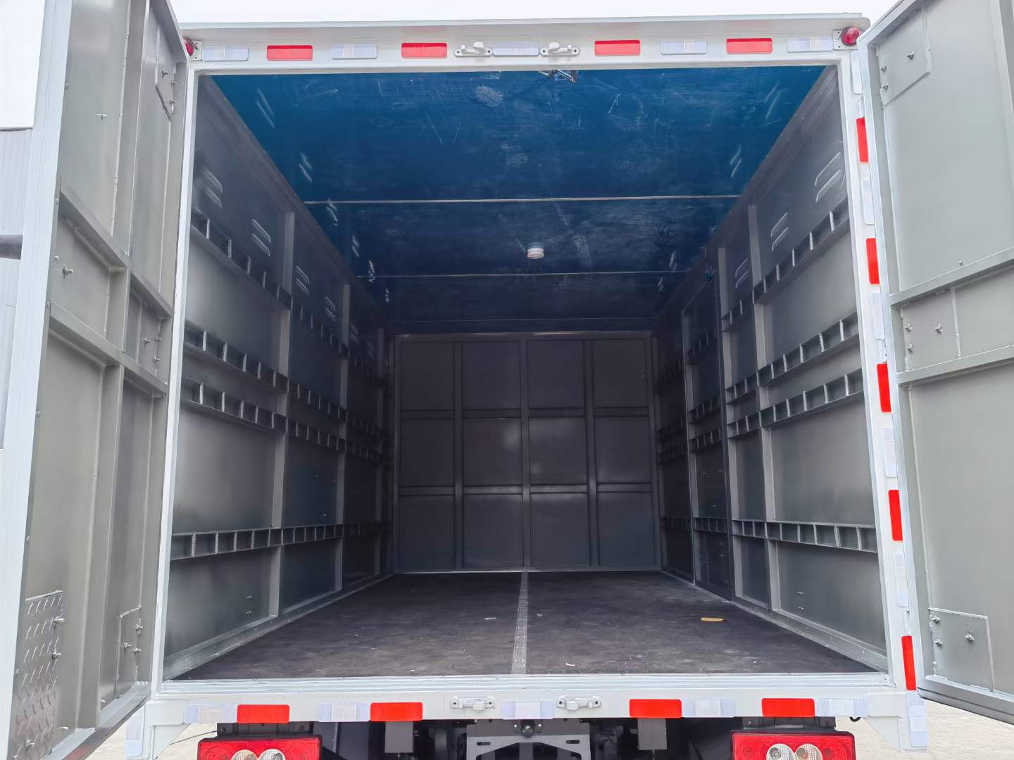 福田欧马可4.3米带槽钢危险品车