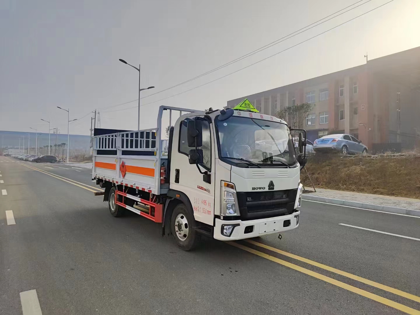 重汽豪沃蓝牌4米2国六1.8吨气瓶车