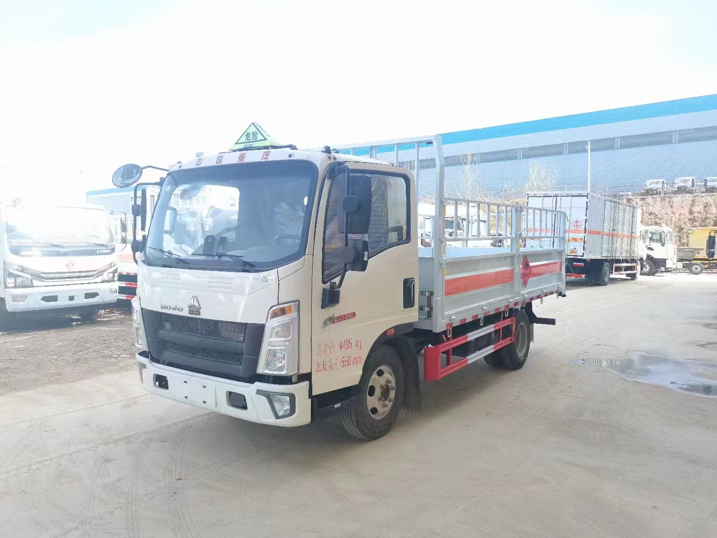 重汽豪沃蓝牌4米2国六1.8吨气瓶车