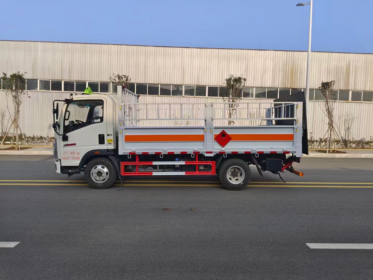 重汽豪沃蓝牌4米2国六1.8吨气瓶车