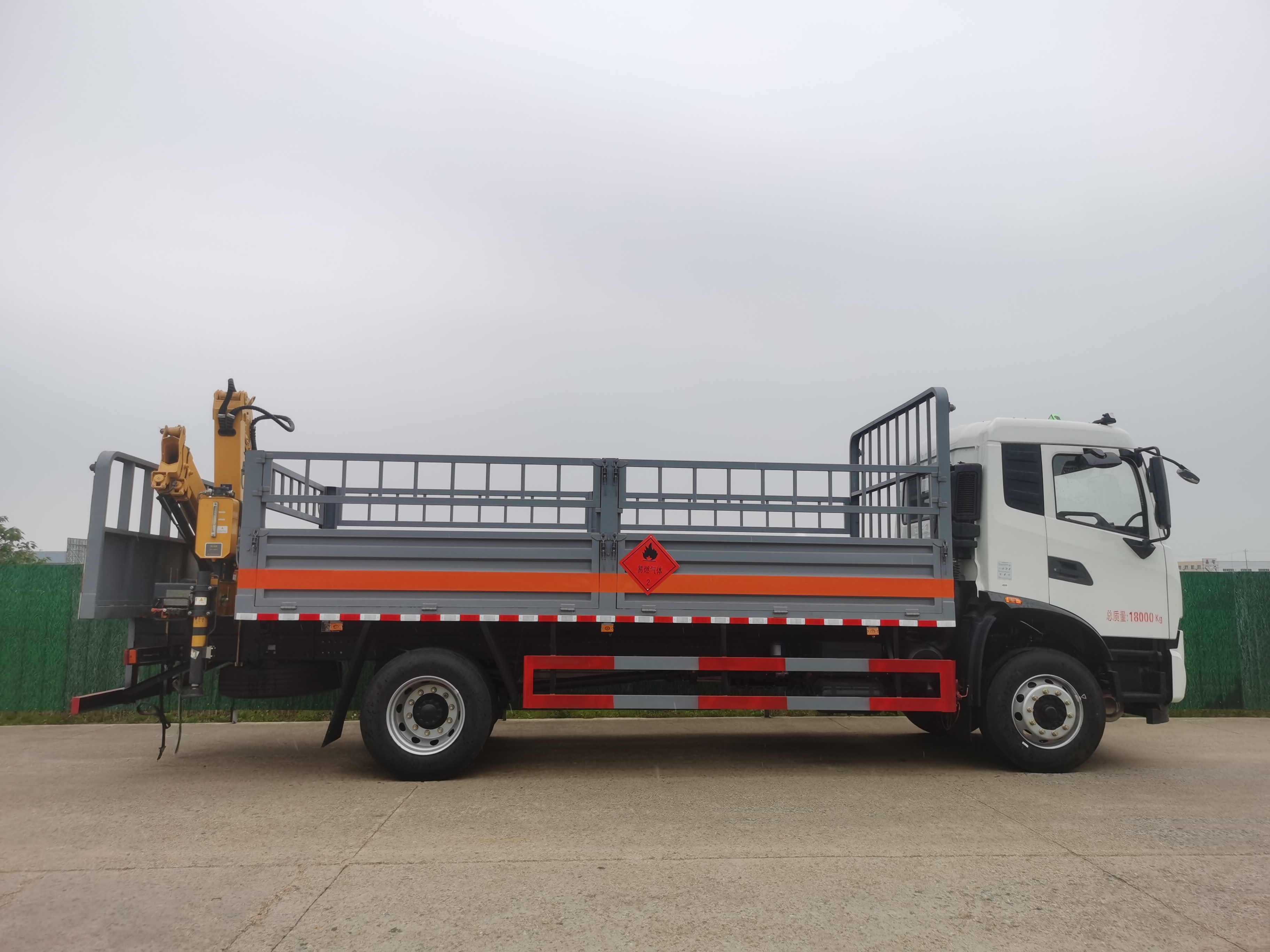 东风天锦带吊机国六气瓶车