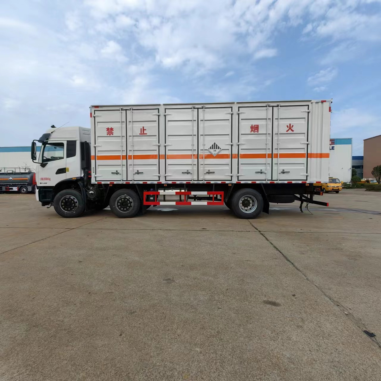 东风天锦小三轴9米6杂项15吨危险品车