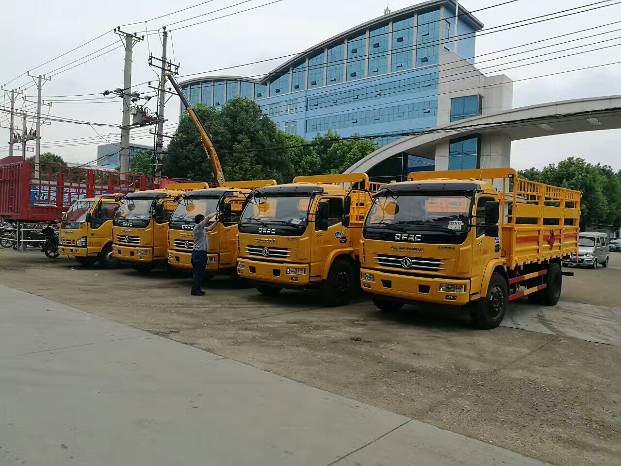 湖南娄底某液化气站订购的4台多利卡气瓶车交付