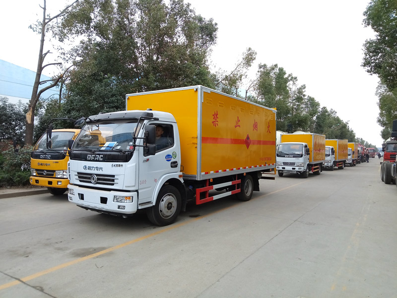 湖南湘潭某运输公司采购一批东风多利卡易燃气体箱式运输车