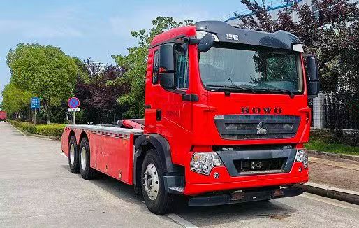 重汽豪沃国六消防器材甩厢车