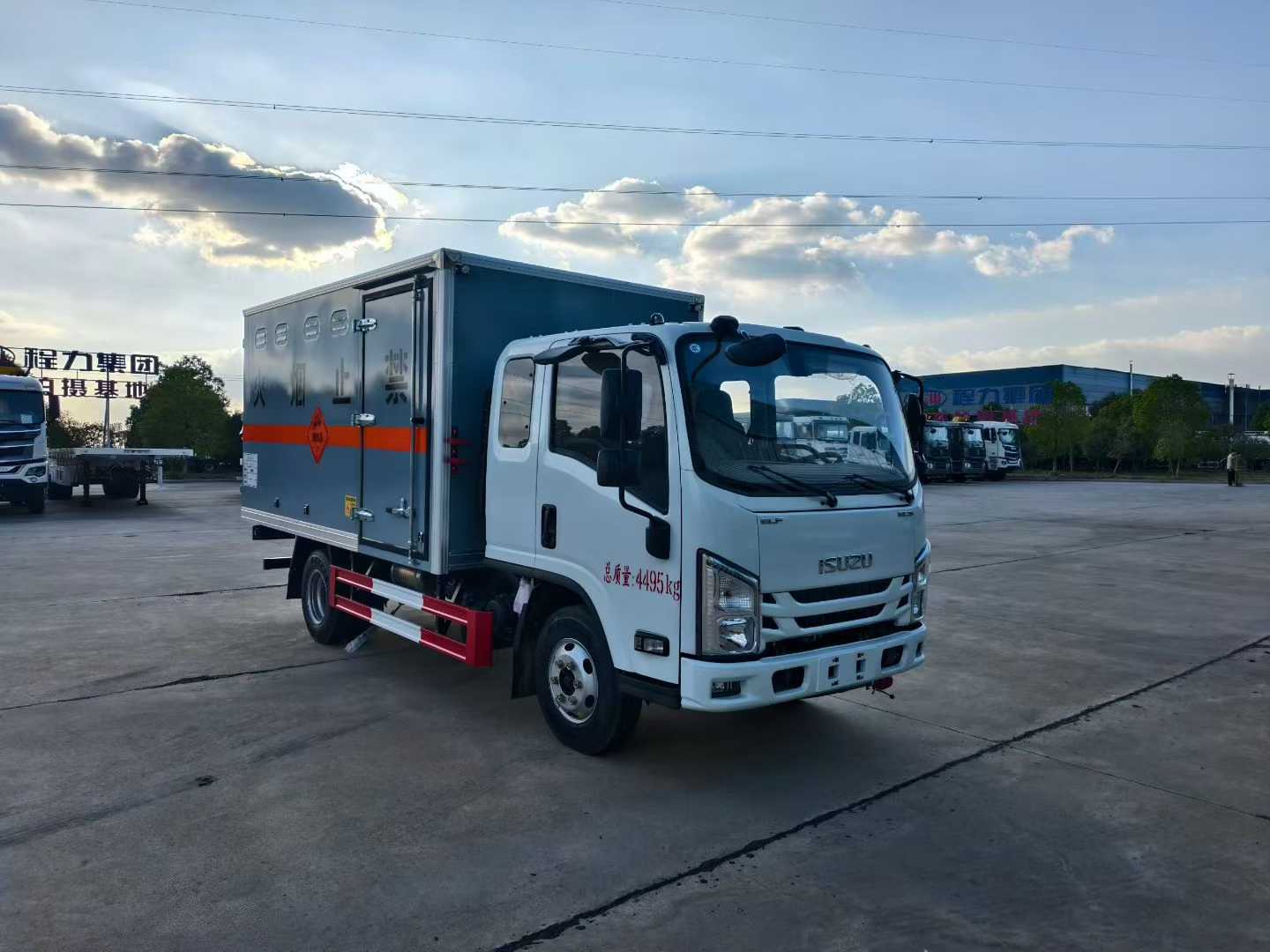 五十铃排半蓝牌爆破车