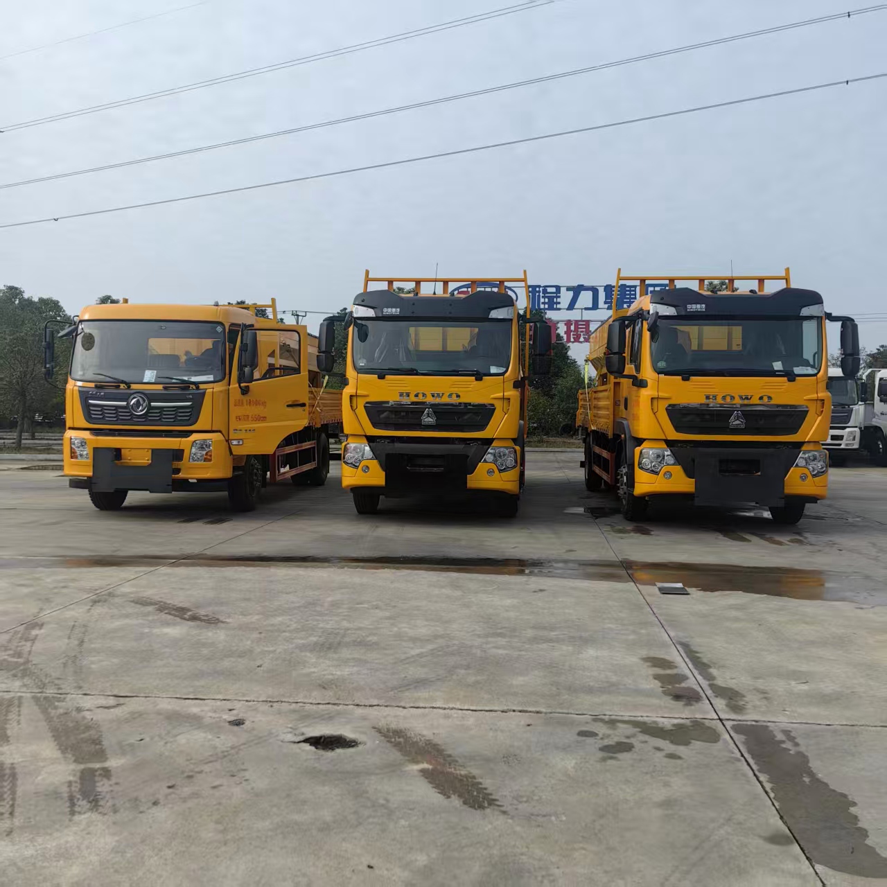 四台重汽豪沃国六除雪车