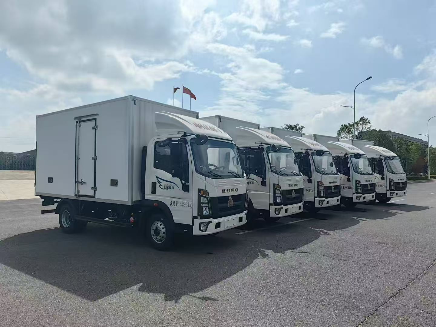 重汽豪沃宽体国六冷藏车