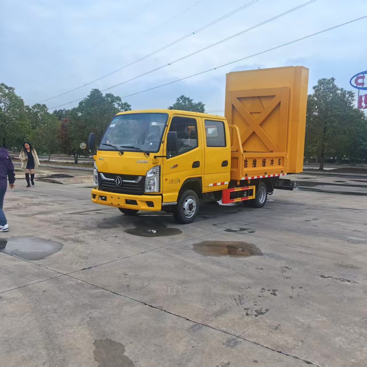 东风蓝牌防撞缓冲车