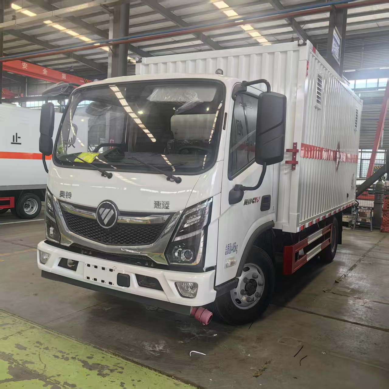 福田奥铃蓝牌172马力易燃液体厢式车