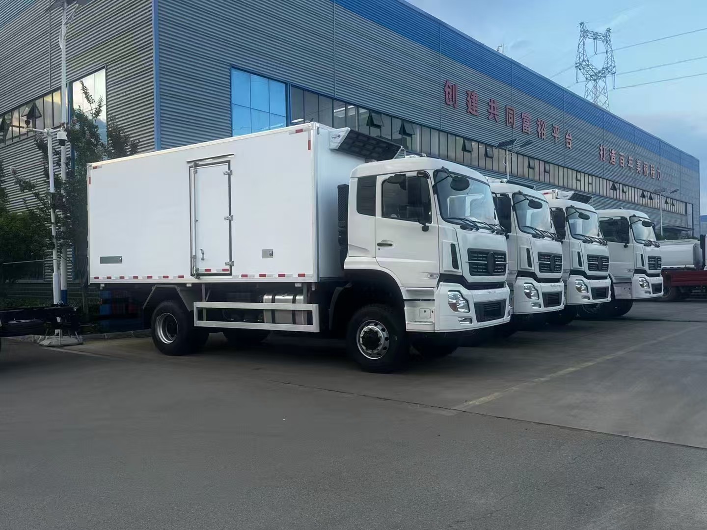 东风天锦四驱6.8米冷藏车批量发车