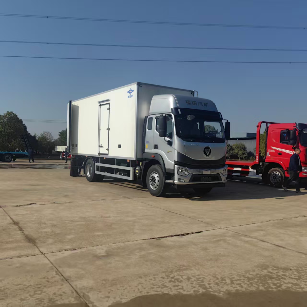 福田欧航350马力自动挡6米8冷藏车