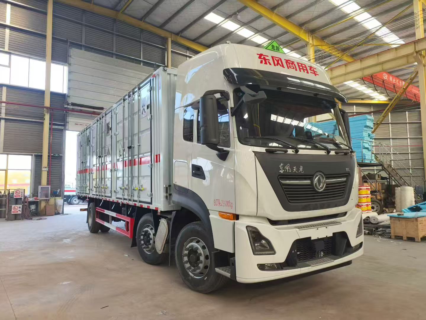 东风天龙三轴350马力国六杂项危险品车