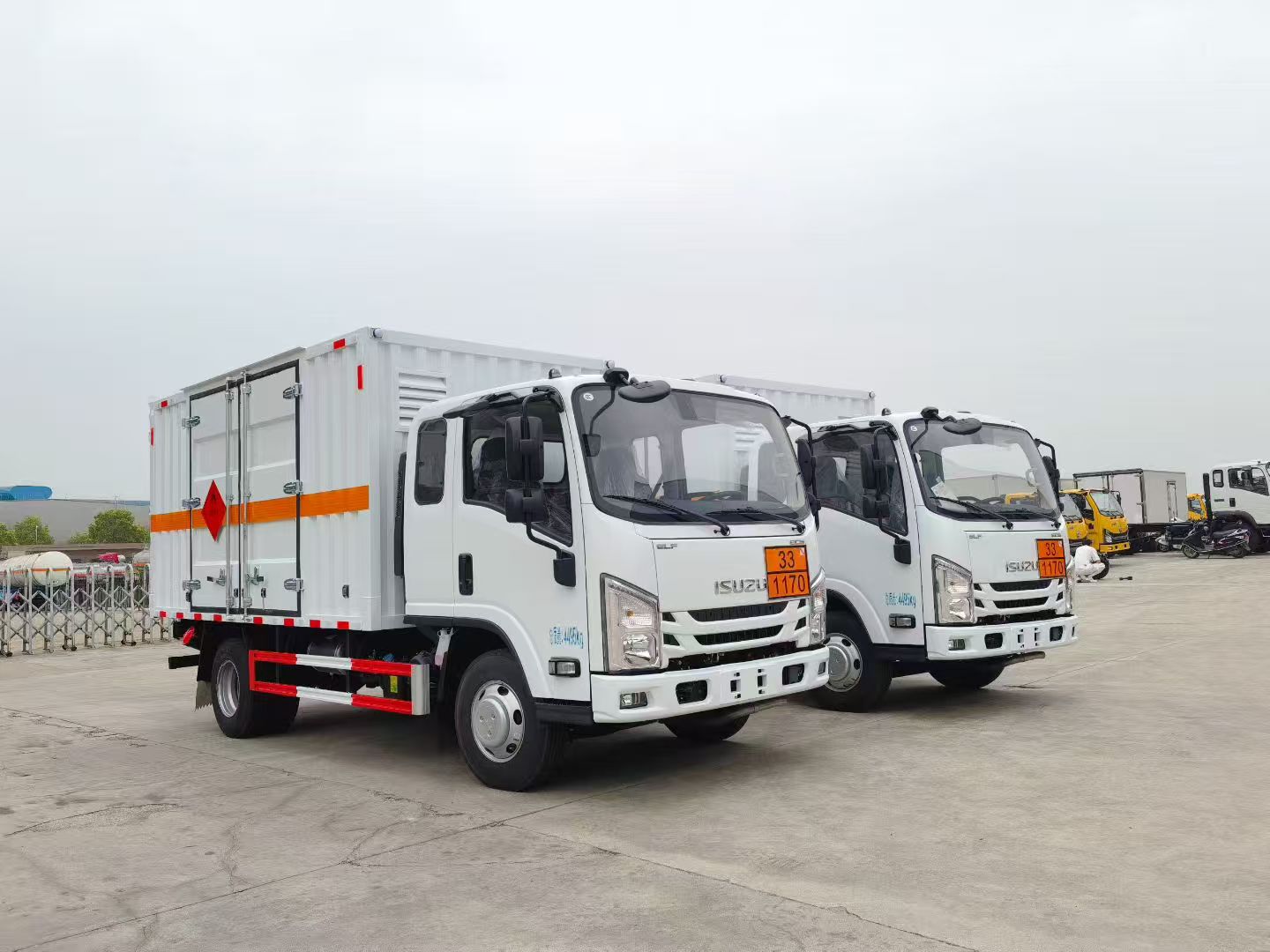 五十铃排半瓦楞板危险品车批量发车