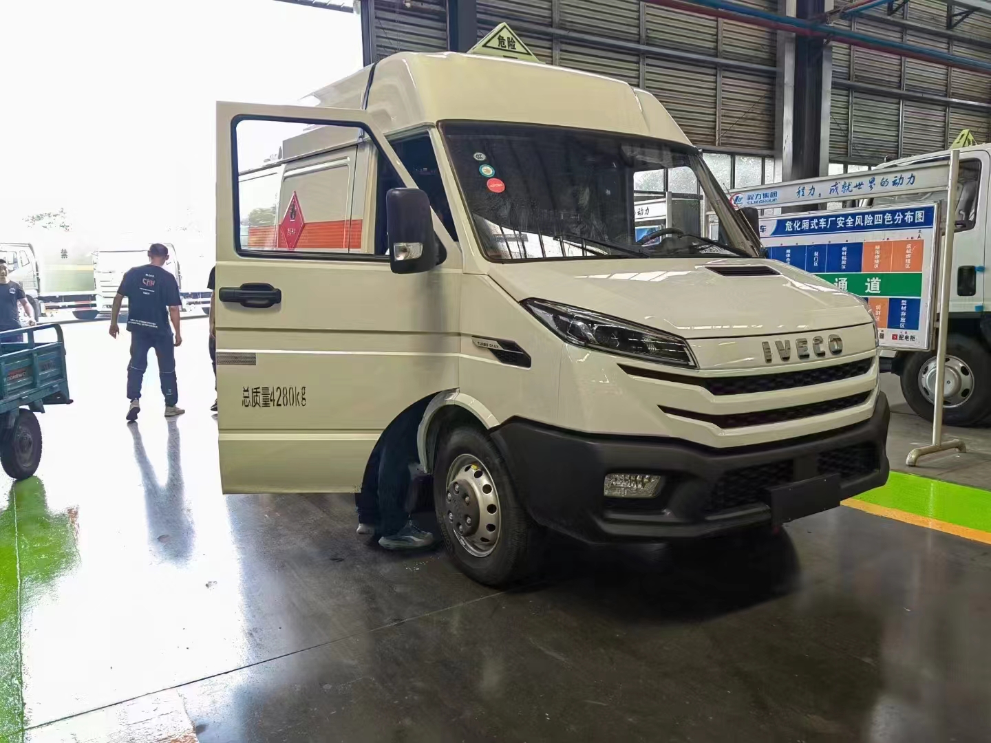 依维柯面包式国六危险品车