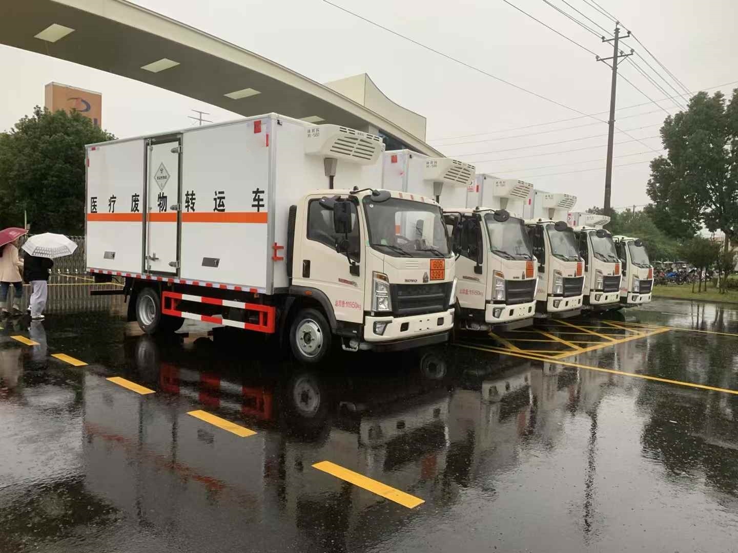 4台重汽豪沃国六医疗废物转运车批量发车