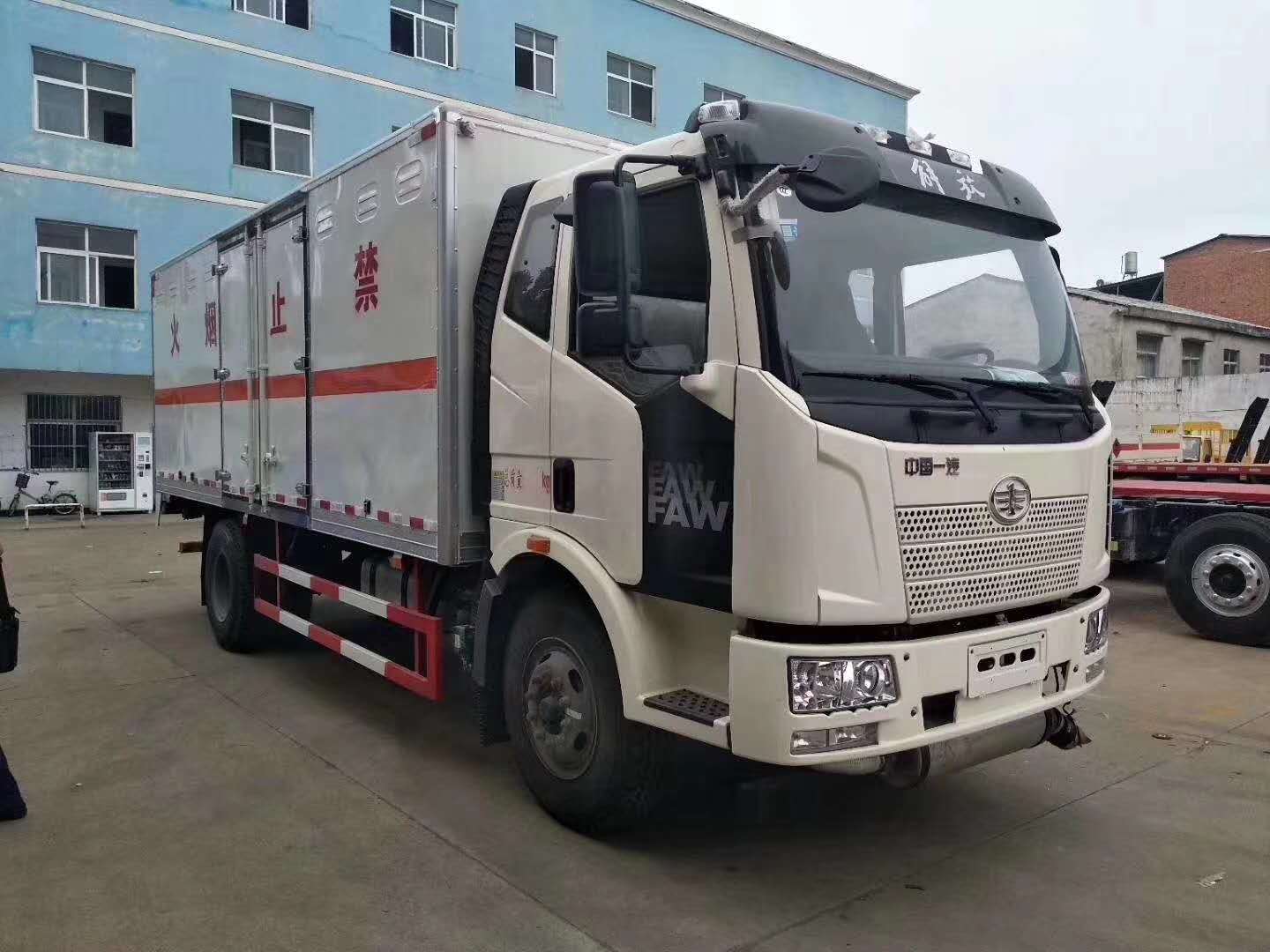 江苏赵总订购解放6.2米易燃液体厢式运输车