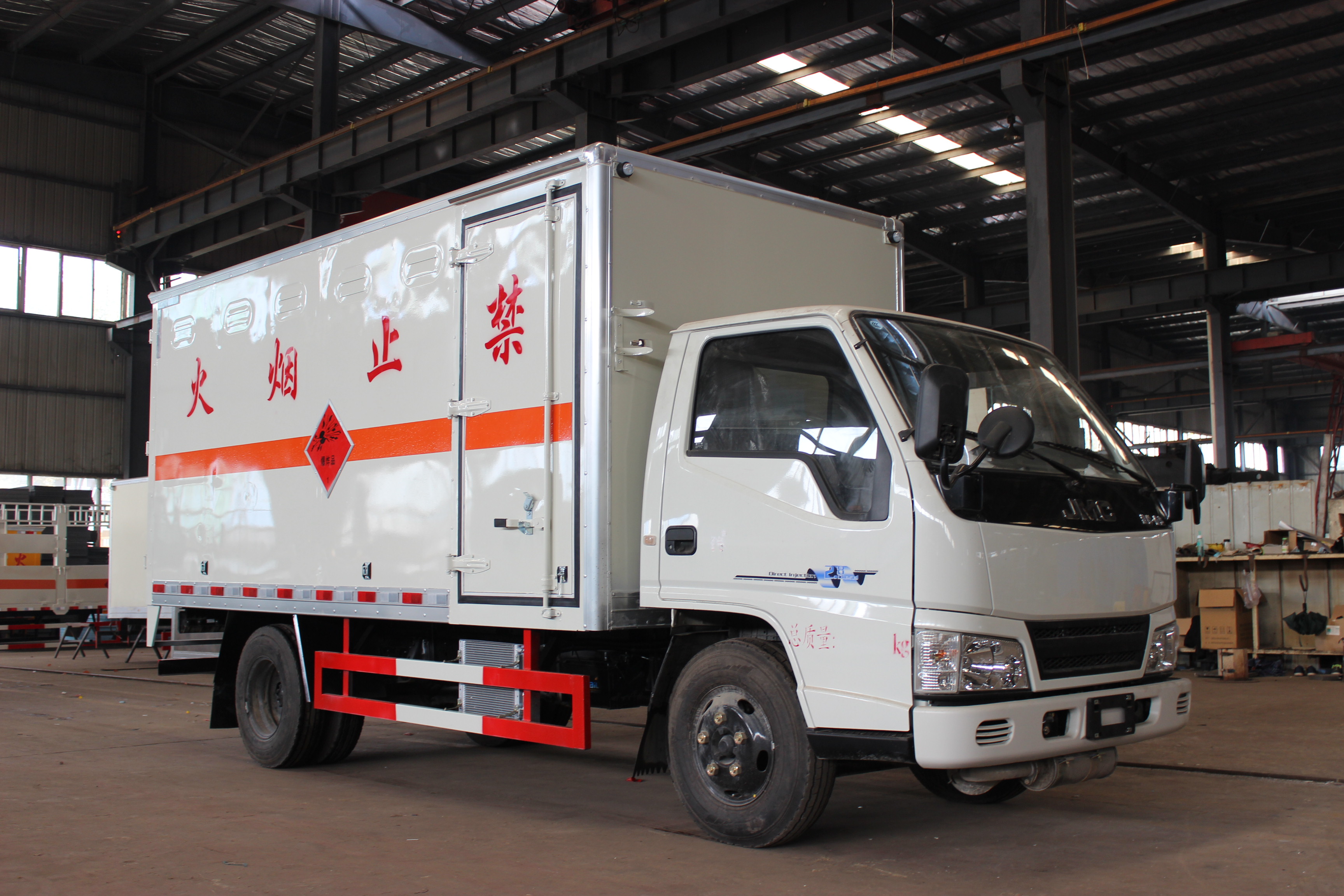 贵州遵义王总订购江铃4.2米杂项厢式危货车发车