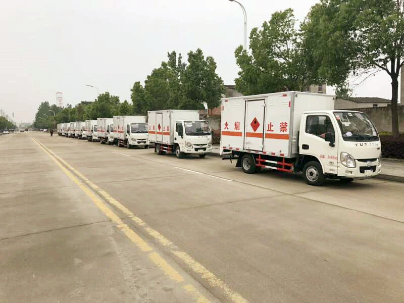 十台跃进气瓶厢式车发往乌鲁木齐