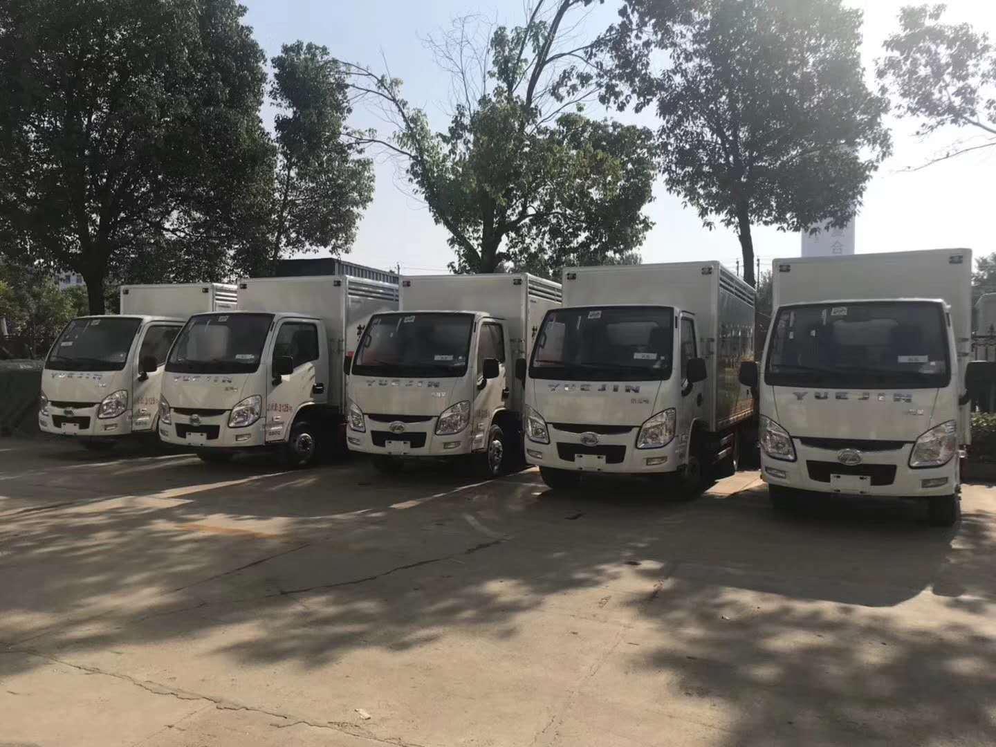 山东张总订购跃进5台跃进液体厢式车发车