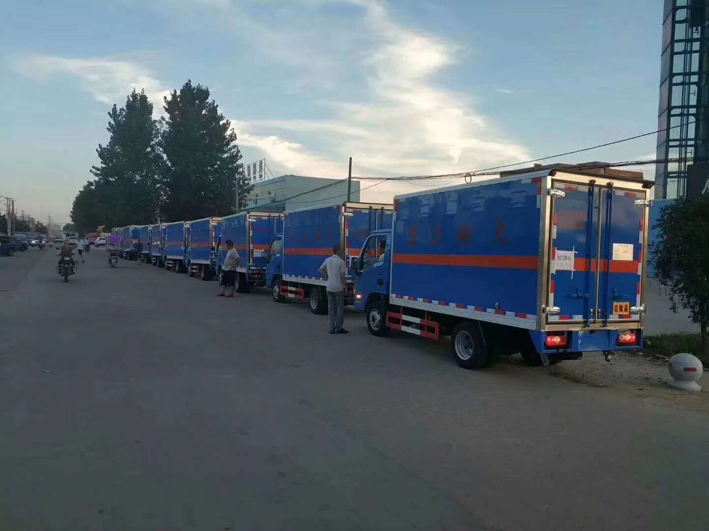 十台蓝色跃进易燃气体厢式车发往广东河源