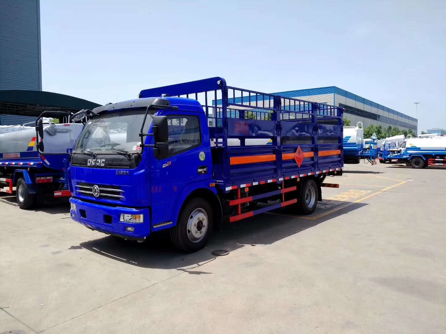 河南信阳王总订购东风多利卡蓝色带液压尾板气瓶运输车