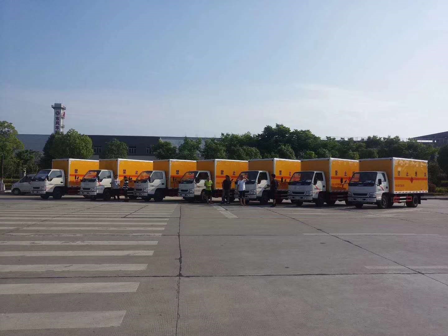 江西廖总订购7台江铃易燃气体厢式车发车