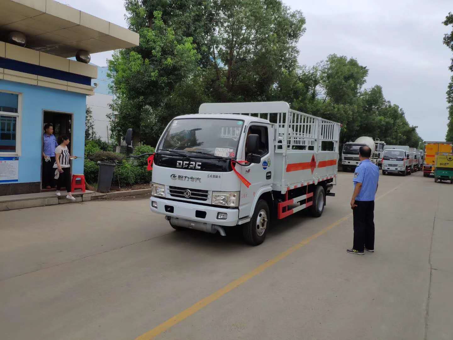 六台东风多利卡气瓶车发往山东青岛