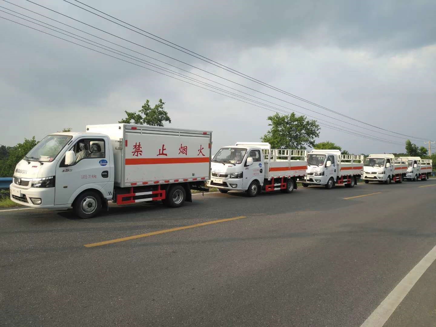 江苏邓总订购的五台气瓶车发车