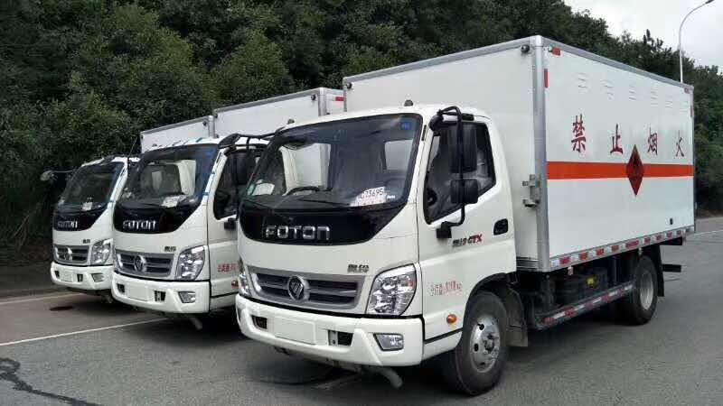 福建夏总订购3台福田奥铃易燃气体厢式车发车