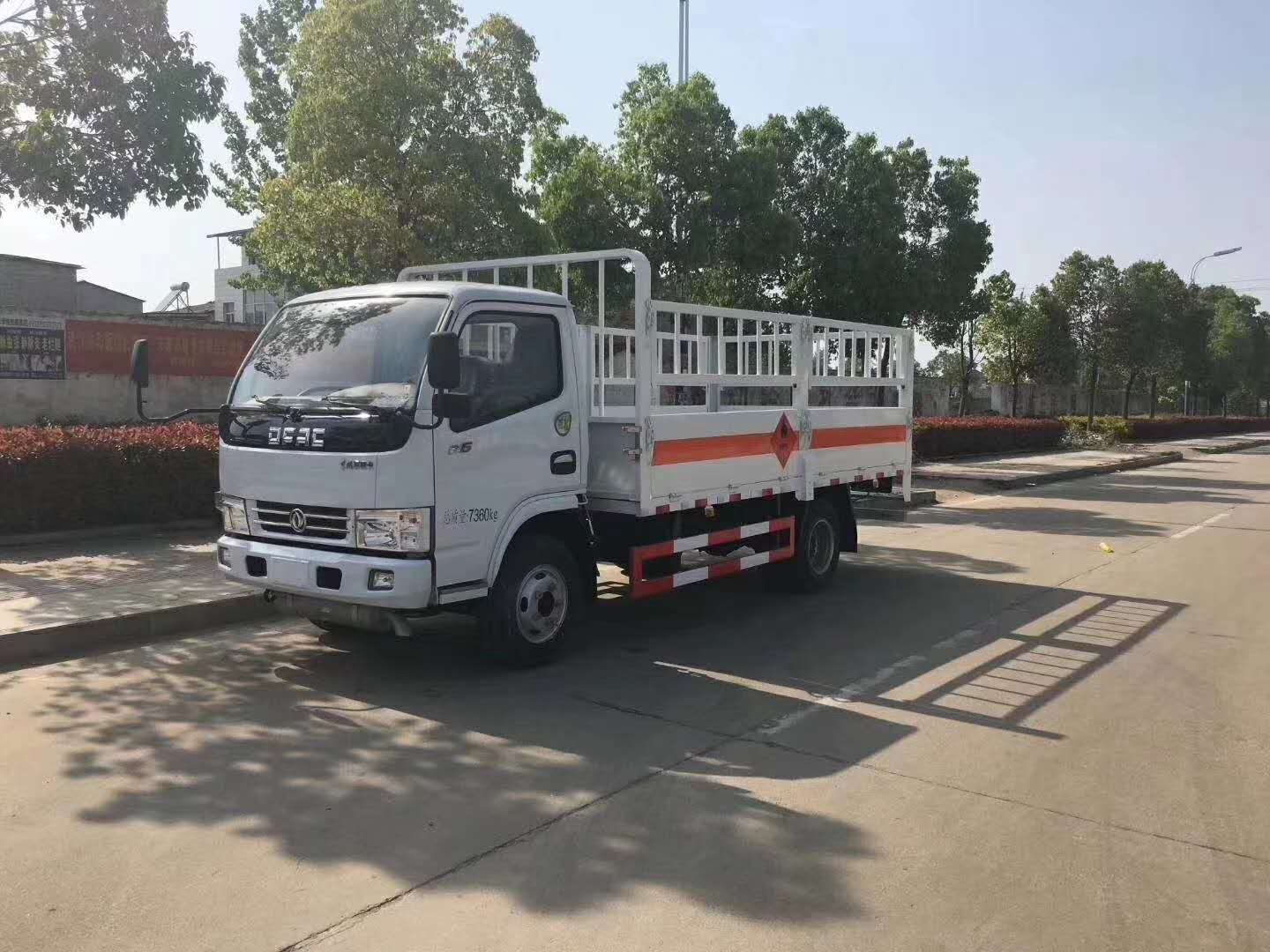 武汉袁总订购两台气瓶车发车