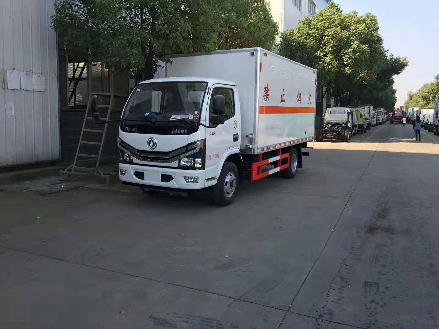 四川蒋总订购的国六东风多利卡易燃气体厢式车发车