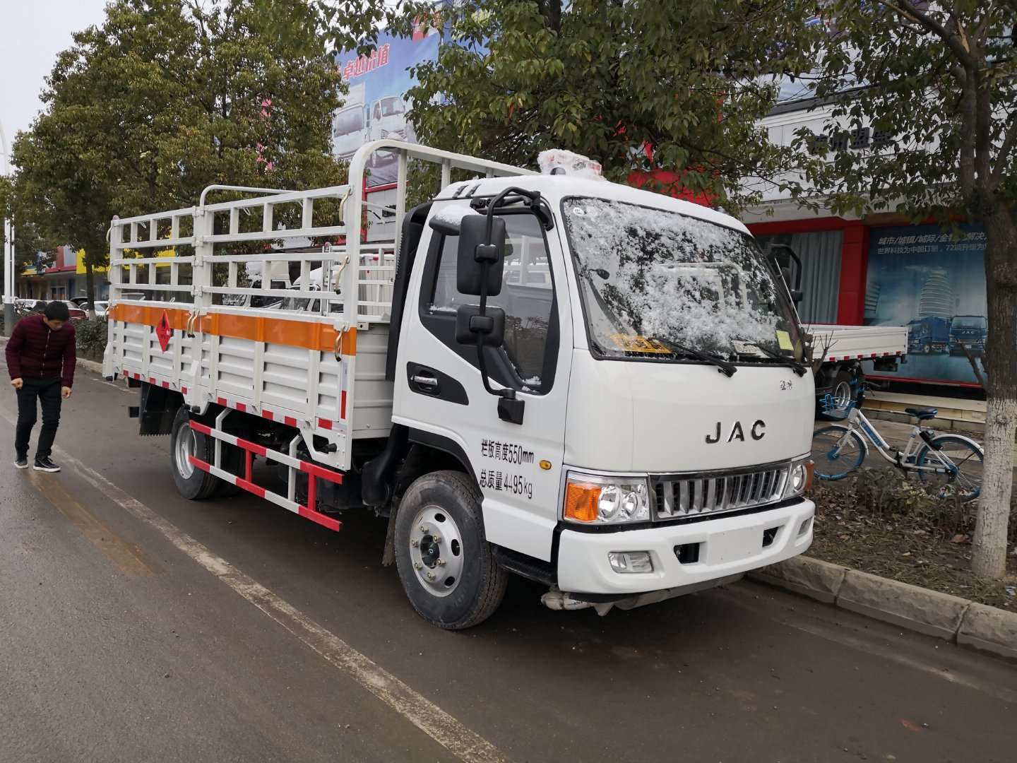 刘总订购江淮蓝牌气瓶车顺利交车