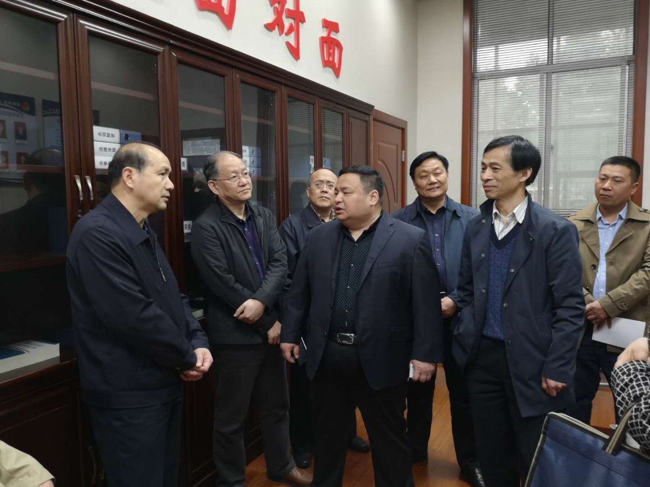 细雨纷飞，省人大常委等一行领导们来程力集团莅临指导工作