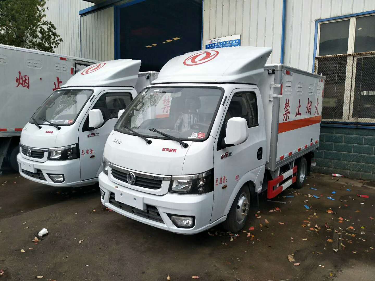 广西宴总两台东风途逸易燃气体厢式车发车