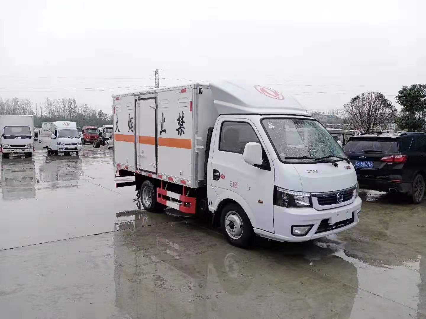 新款安全达标车型——东风途逸国六易燃液体厢式车