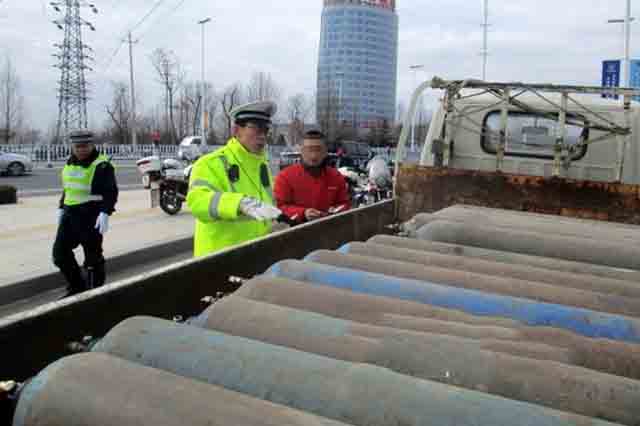 报废小货车拉一车工业氧气瓶 交警截获移动危险品